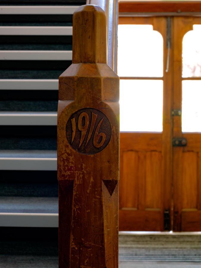 The Observatory Hotel Christchurch Kültér fotó 1916 carved into a pillar