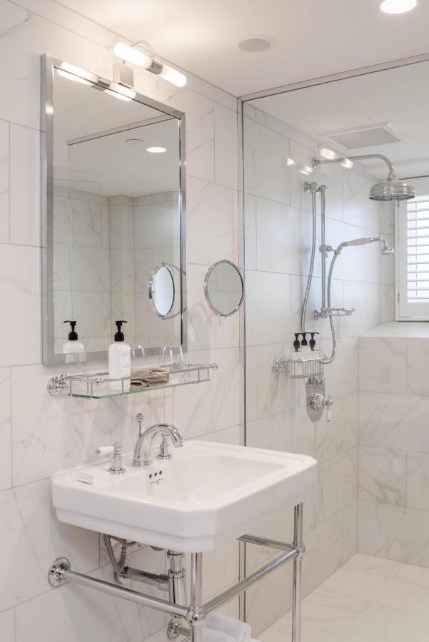 The Observatory Hotel Christchurch Kültér fotó A shower with a fixed shower head and a handheld shower head